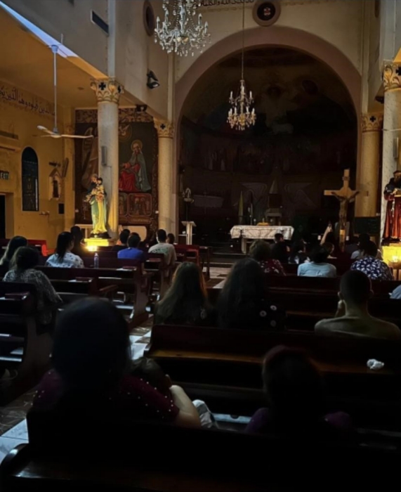 以哈戰爭初期，加薩教堂內信徒聚會。（圖／翻攝自FB@William PB Devlin）